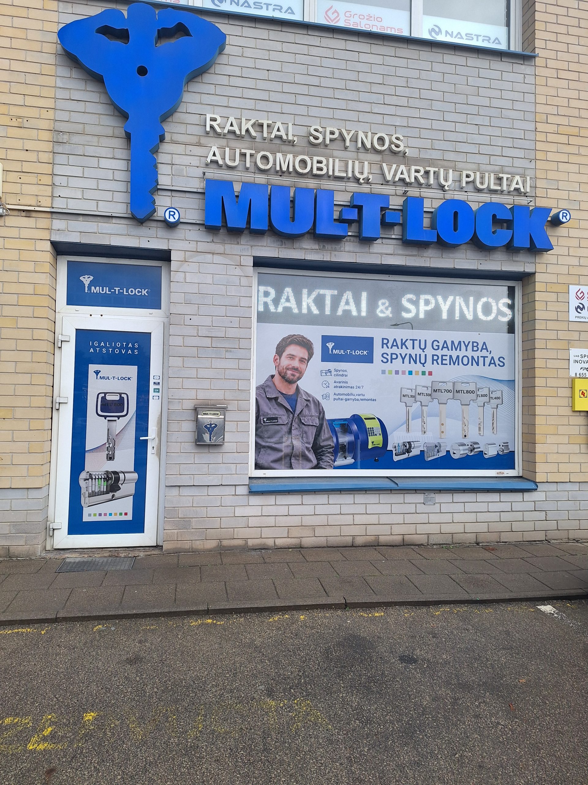 Parduotuvės įėjimas Ozo g. 20-3 Vilniuje su mėlyna Mul-T-Lock iškaba